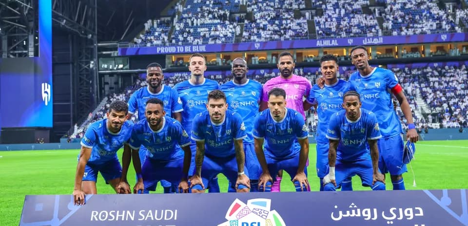 Équipe d'Al-Hilal posant devant le panneau de la ligue