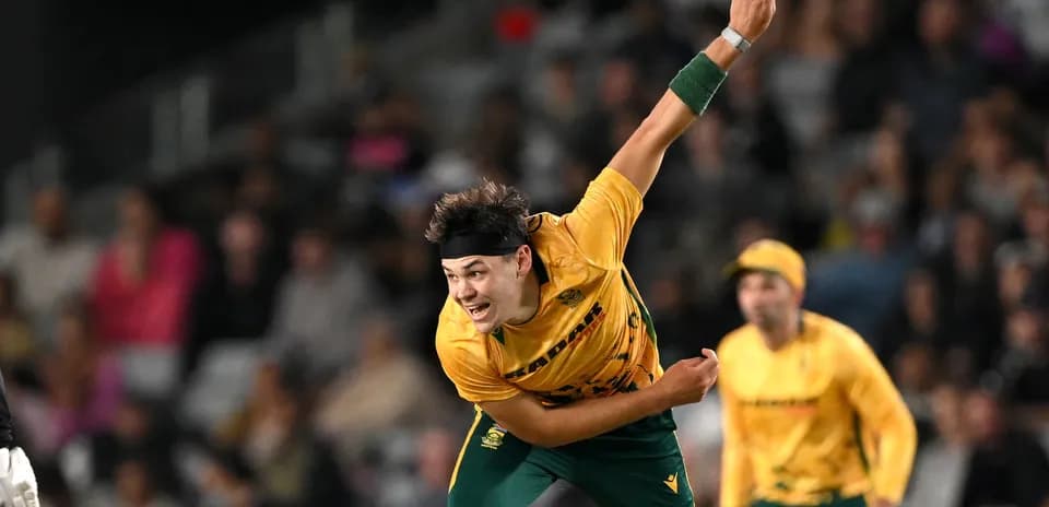 Joueur de cricket lançant une balle en match