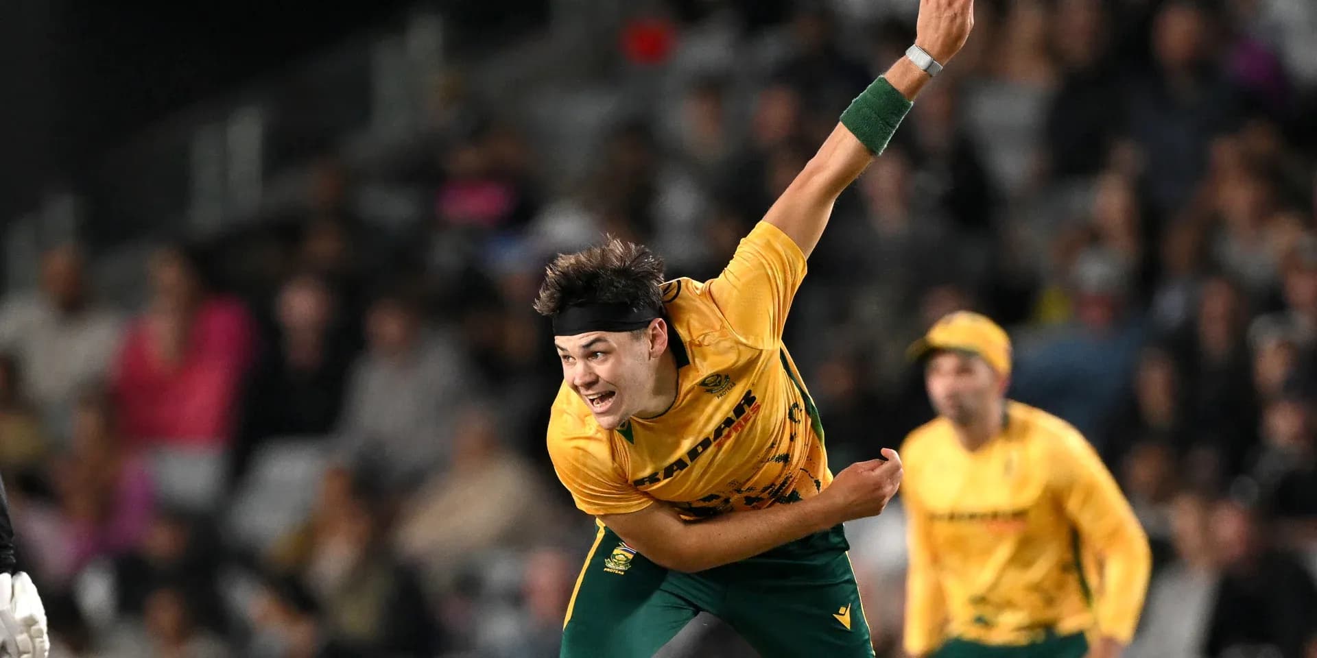 Joueur de cricket lançant une balle en match
