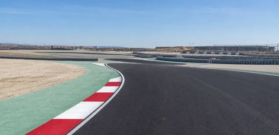 Courbe d'un circuit automobile avec barrières de sécurité