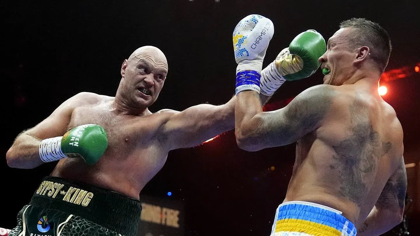 Tyson Fury and Oleksandr Usyk boxing in the ring