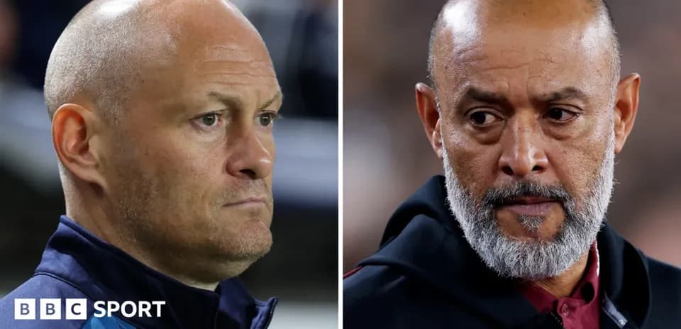Deux entraîneurs en réflexion pendant un match
