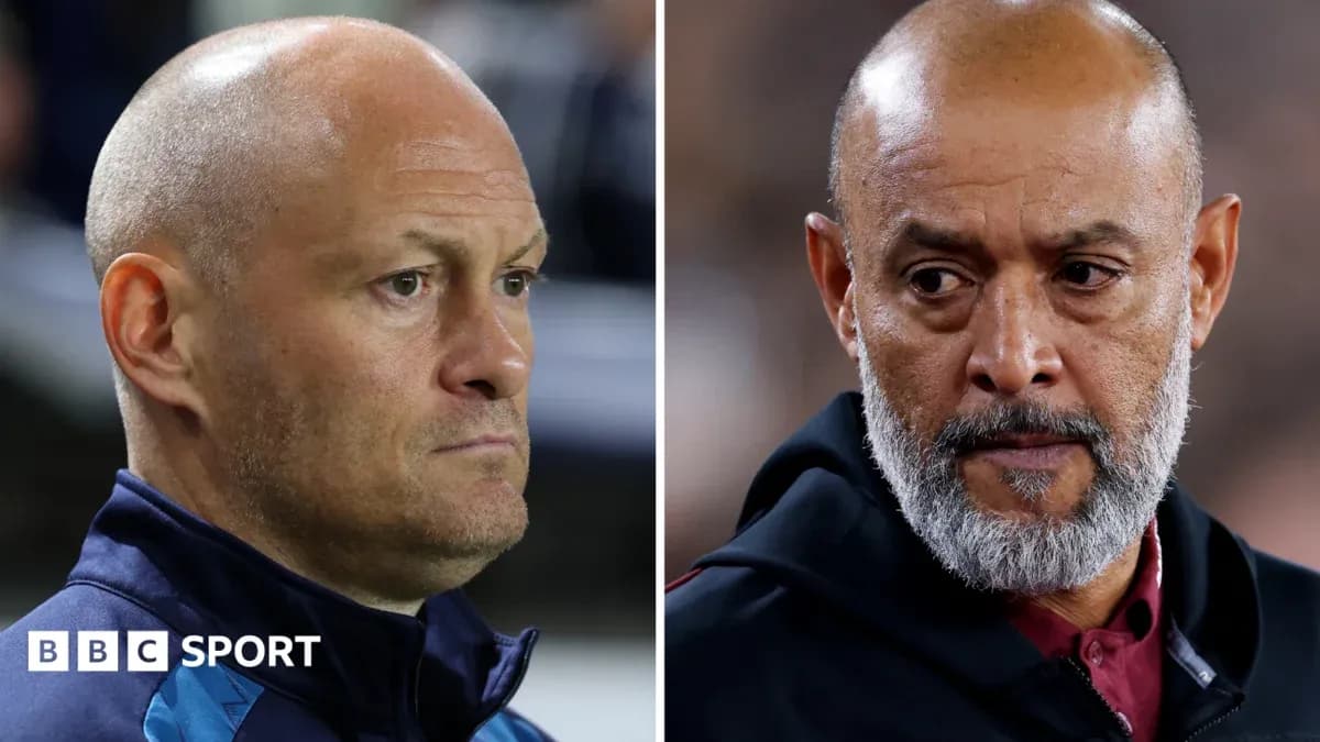 Deux entraîneurs en réflexion pendant un match