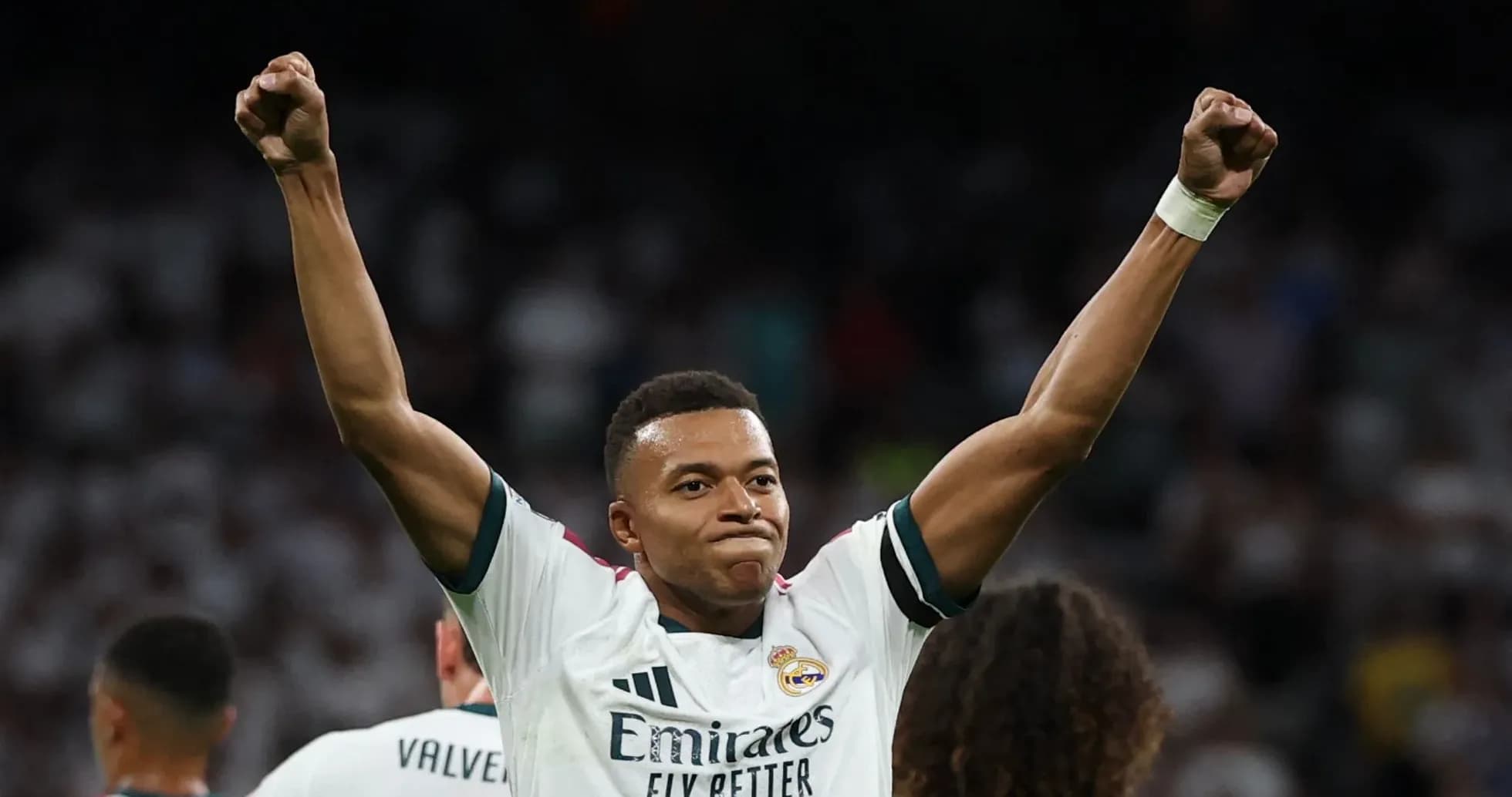 Joueur de football célébrant avec les bras levés