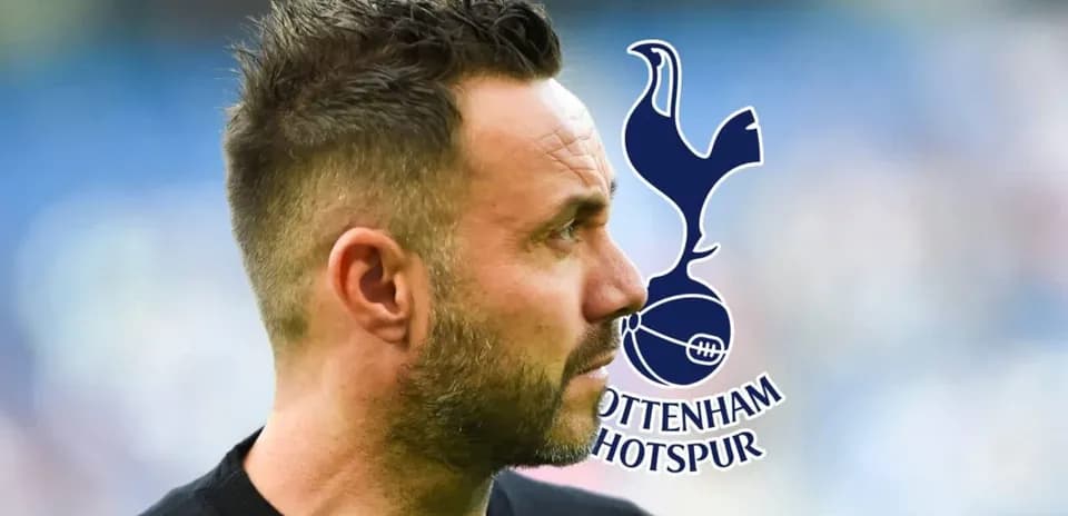 Homme regardant à côté du logo de Tottenham Hotspur
