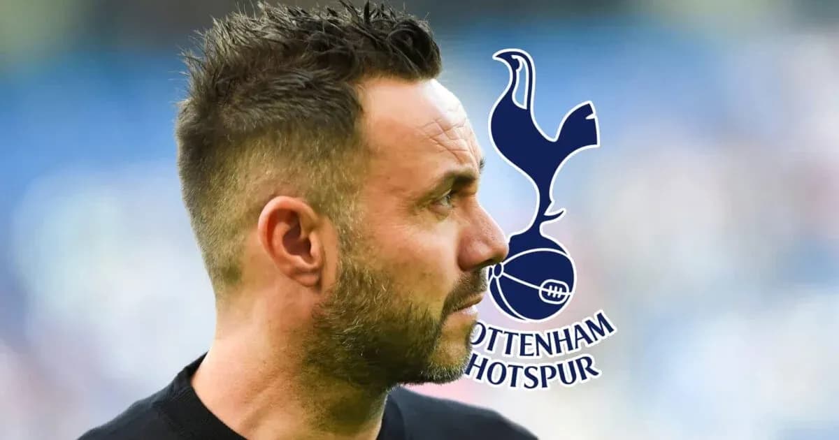 Homme regardant à côté du logo de Tottenham Hotspur