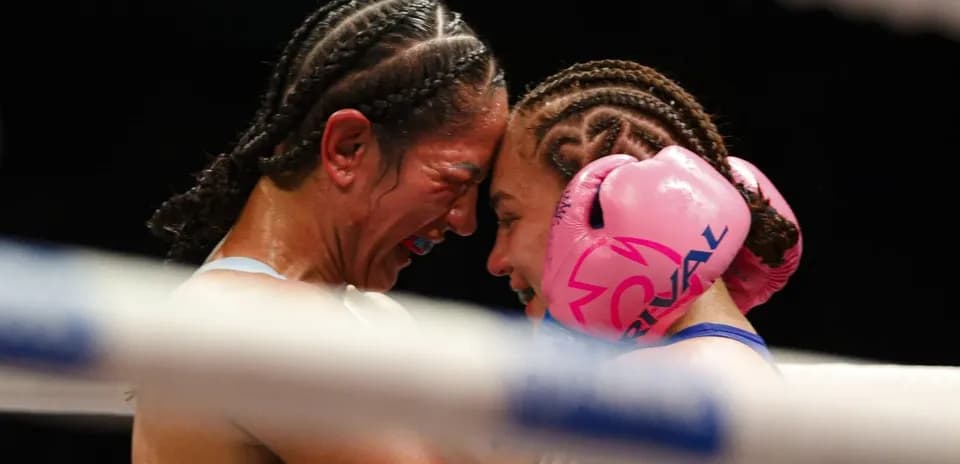 Deux boxeuses se faisant face dans le ring