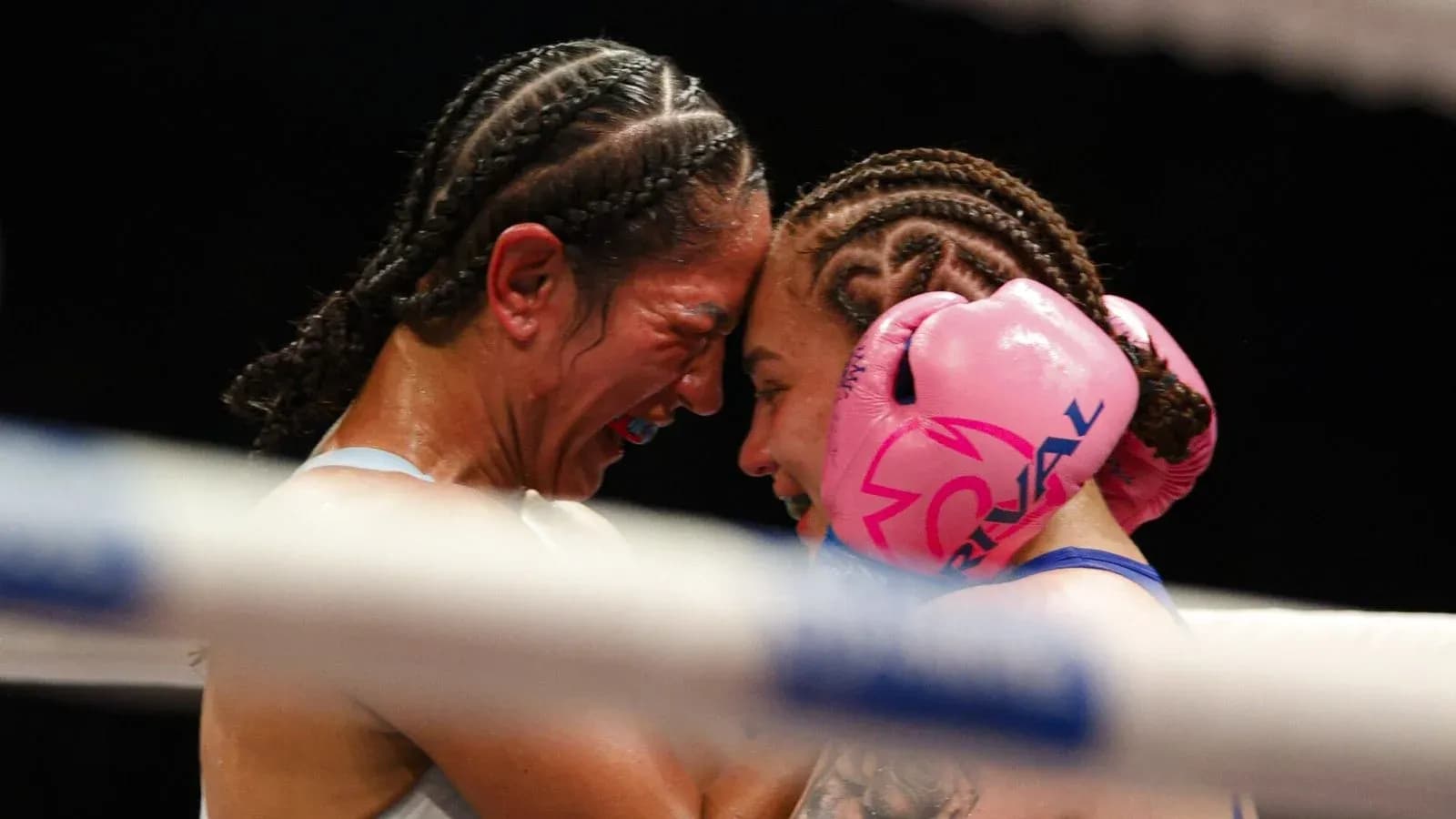 Deux boxeuses se faisant face dans le ring