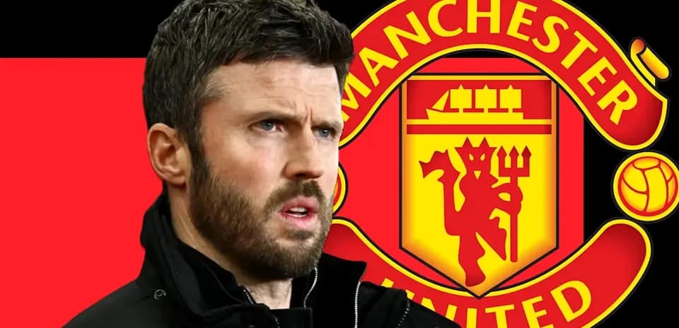 Homme avec logo de Manchester United en arrière-plan