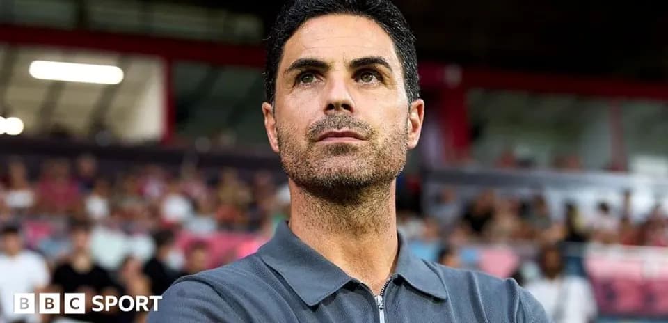 Entraîneur observant le match depuis la touche