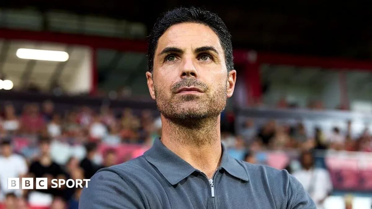 Entraîneur observant le match depuis la touche