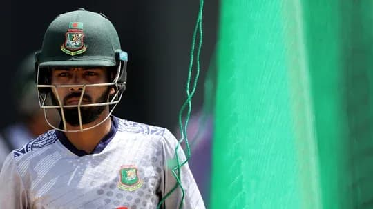 Joueur de cricket entrant sur le terrain d'entraînement