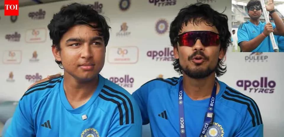 Deux joueurs de cricket en discussion lors d'une interview