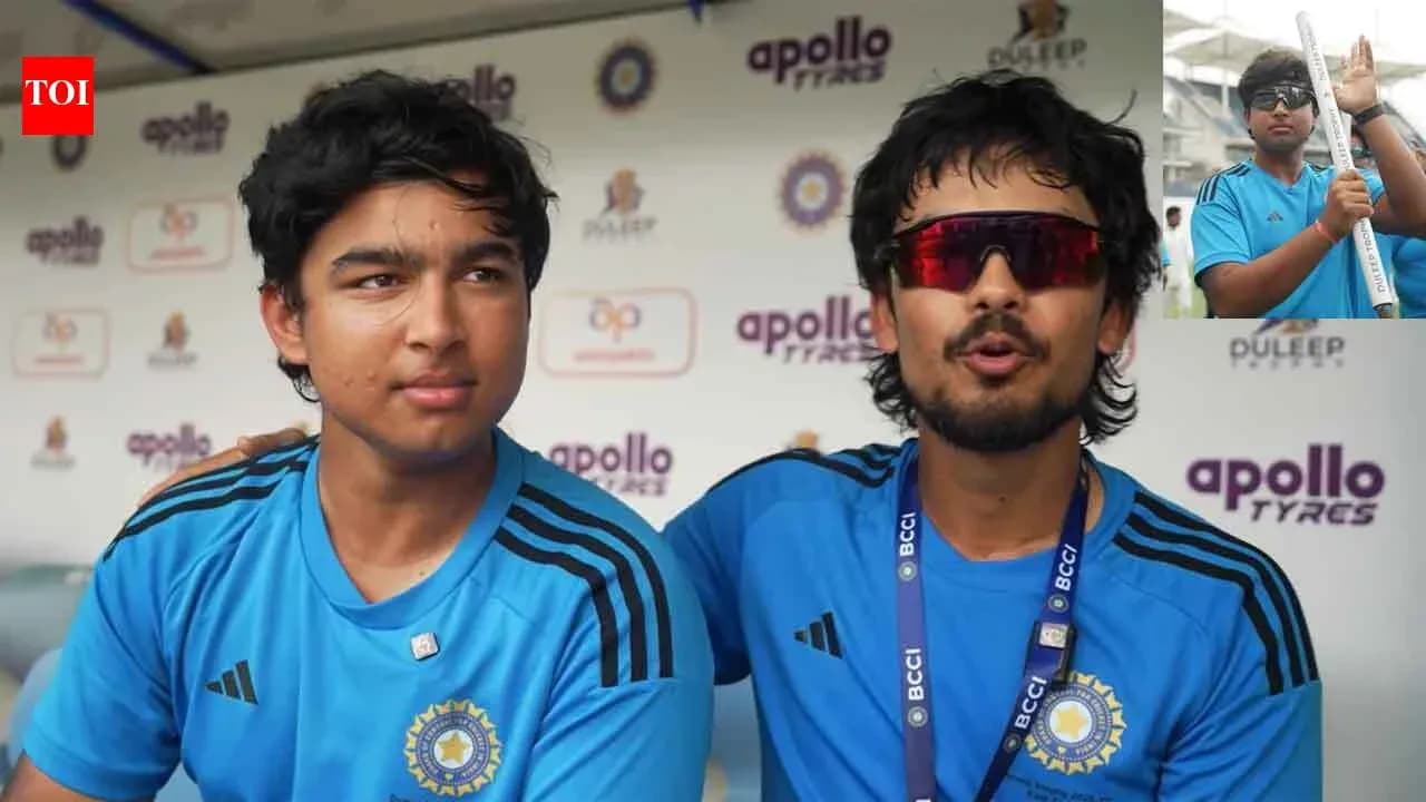 Deux joueurs de cricket en discussion lors d'une interview