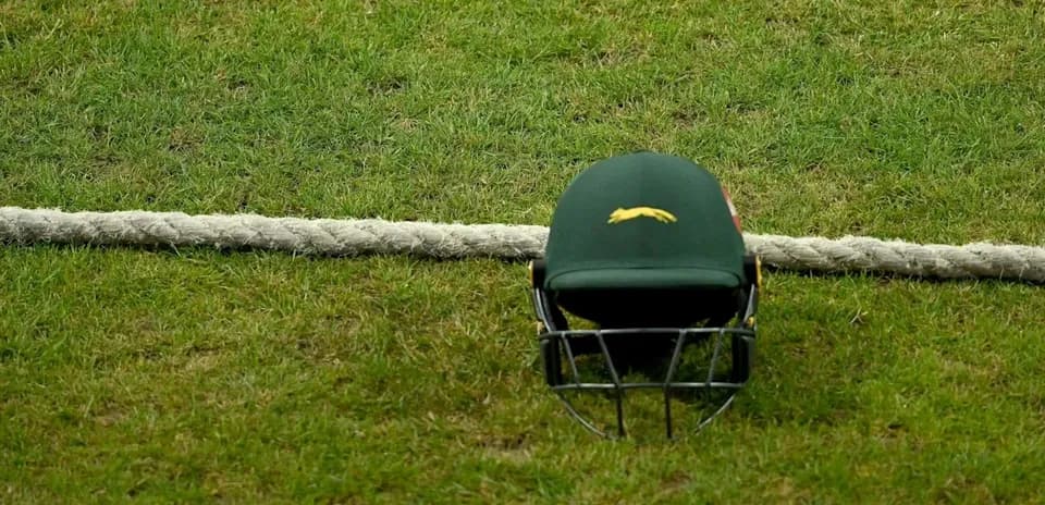 Casque de cricket posé sur le gazon