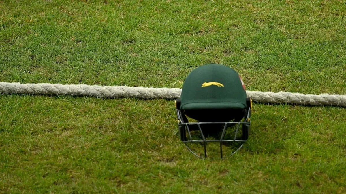 Casque de cricket posé sur le gazon