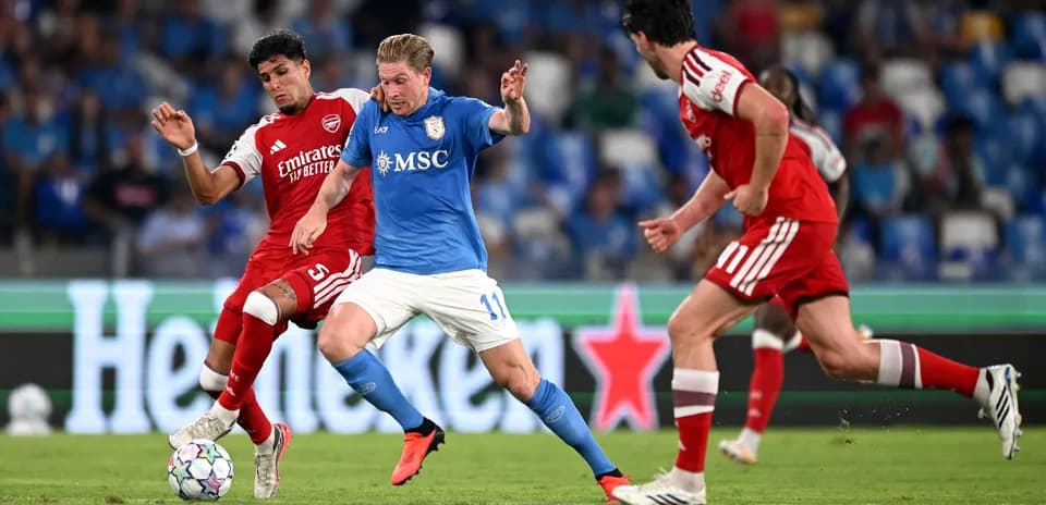 Joueurs en duel pour le ballon sur le terrain