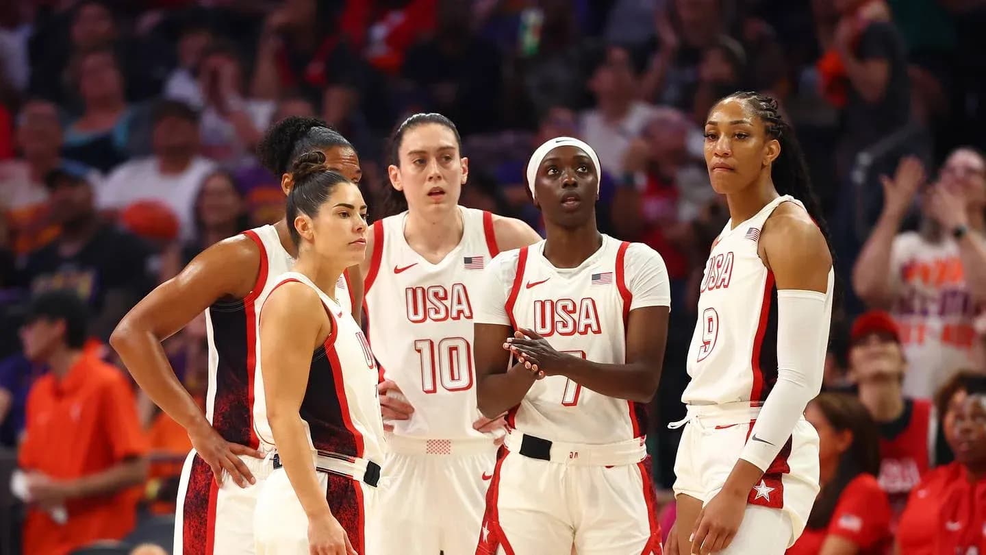 Joueuses de l'équipe USA en discussion sur le terrain