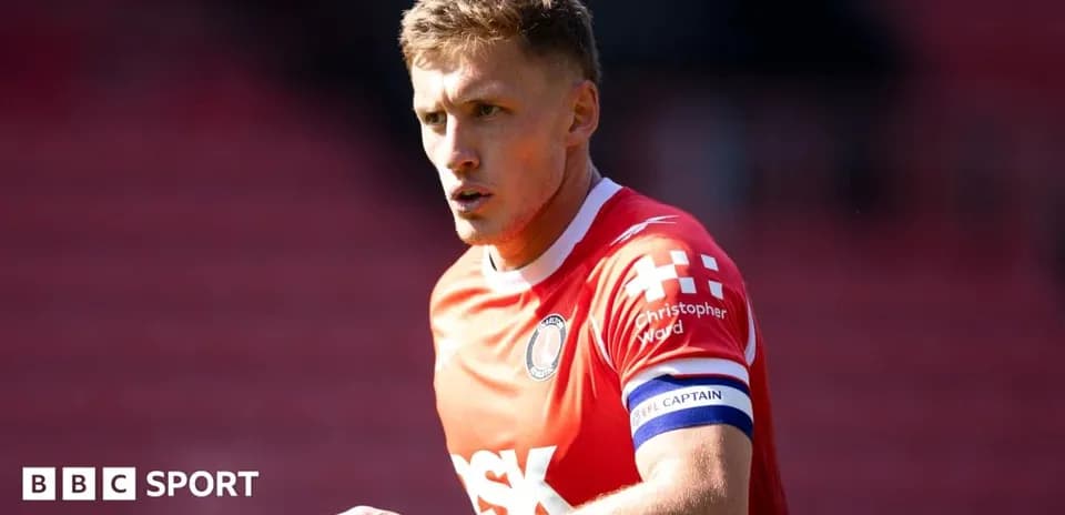 Joueur portant le maillot d'Charlton avec le brassard