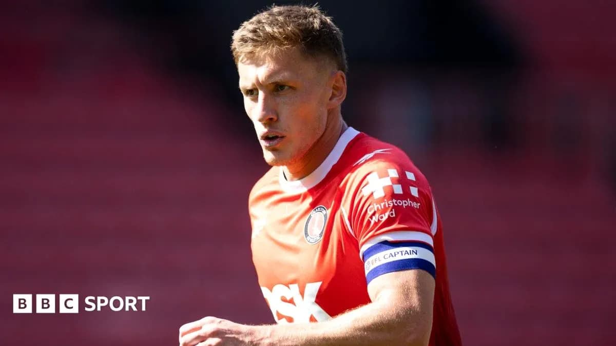 Joueur portant le maillot d'Charlton avec le brassard