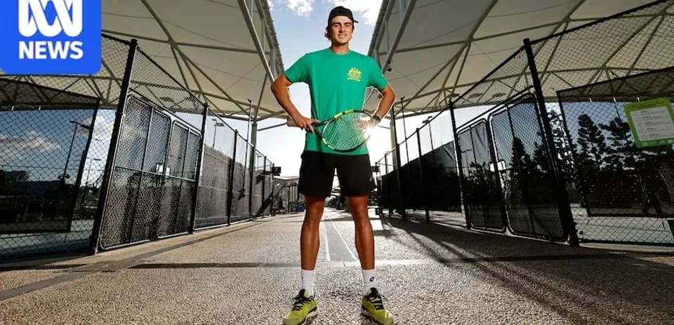 Joueur de tennis posant avec une raquette sur court