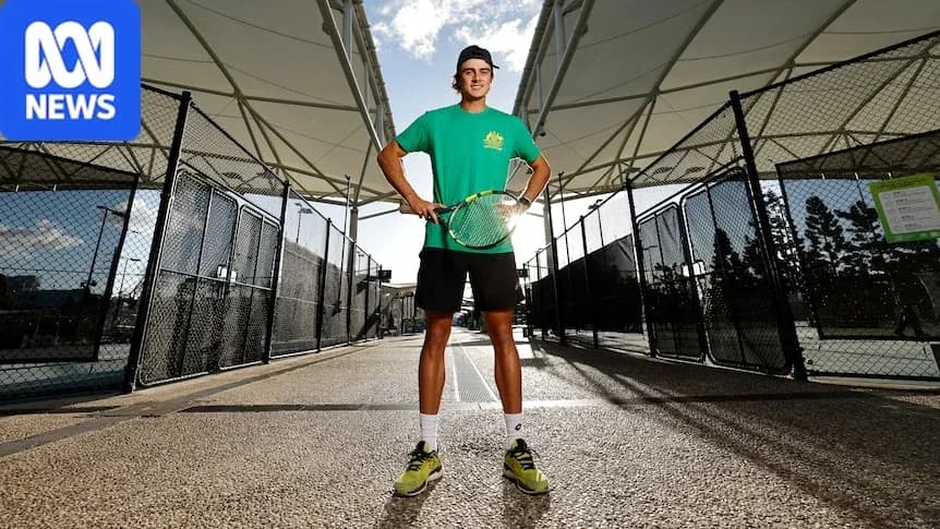 Joueur de tennis posant avec une raquette sur court