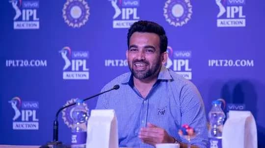 Homme souriant lors de la conférence de presse IPL