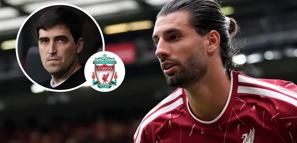 Joueur de Liverpool en action avec logo du club