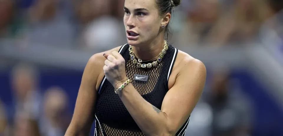 Joueuse de tennis célébrant un point au match