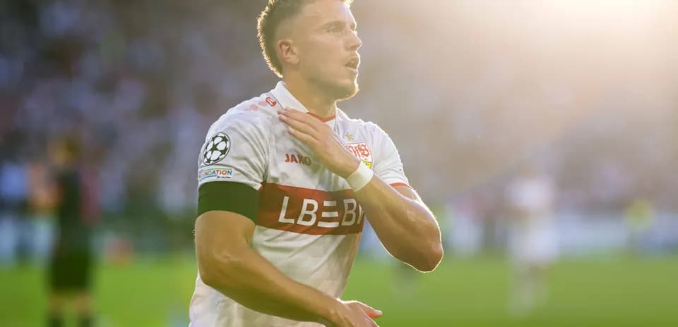 Joueur célébrant un but avec le maillot de Stuttgart