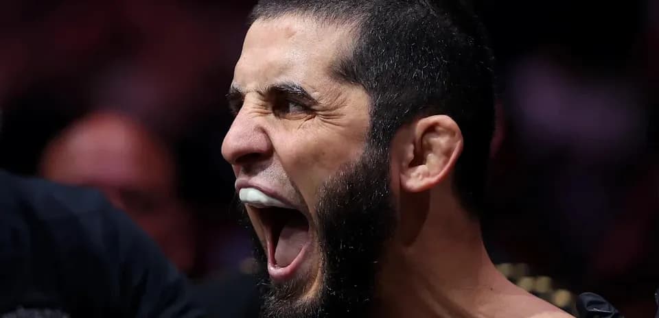 Lutteur hurlant avant le combat dans l'octogone