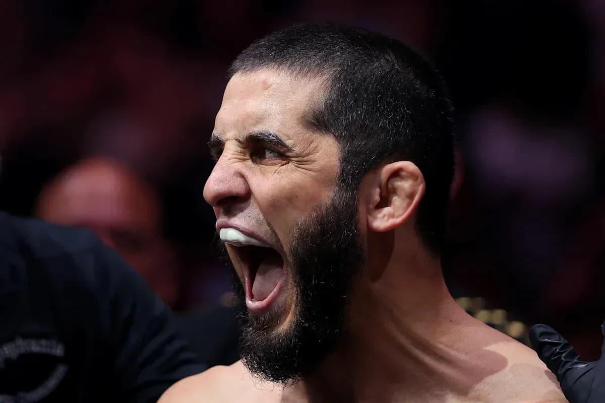 Lutteur hurlant avant le combat dans l'octogone