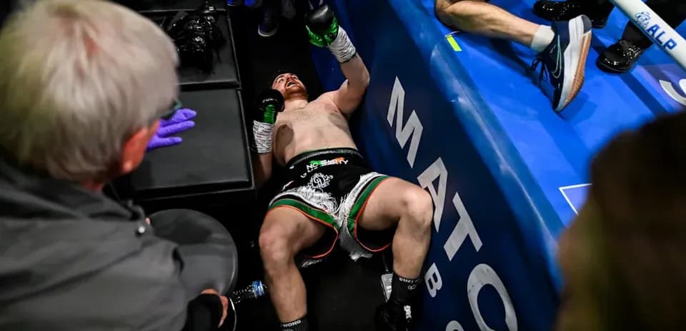 Boxeur allongé au sol après le combat