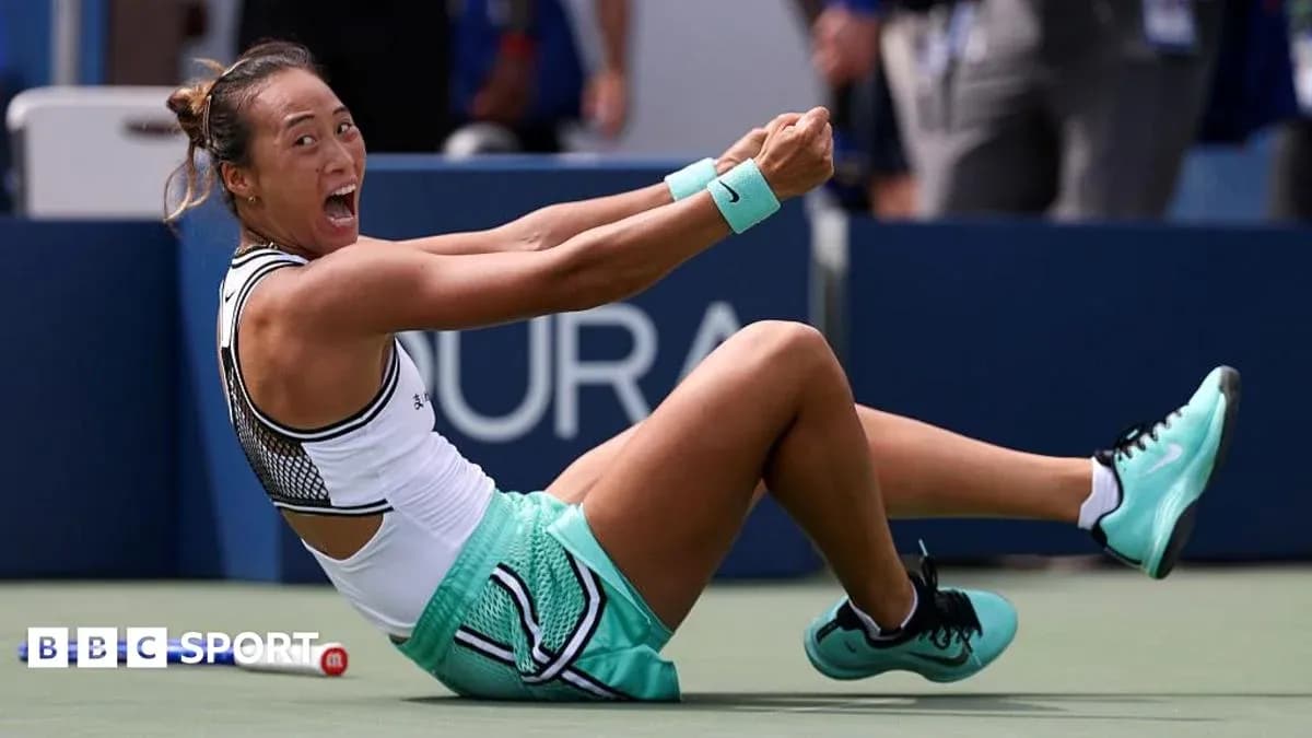 Joueuse de tennis assise sur le court après un point