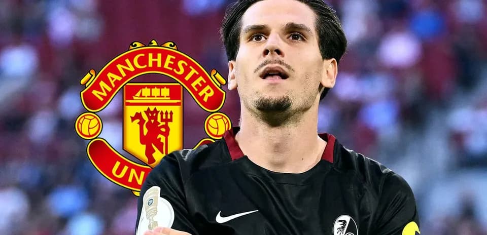 Joueur en tenue de football avec logo de Manchester United