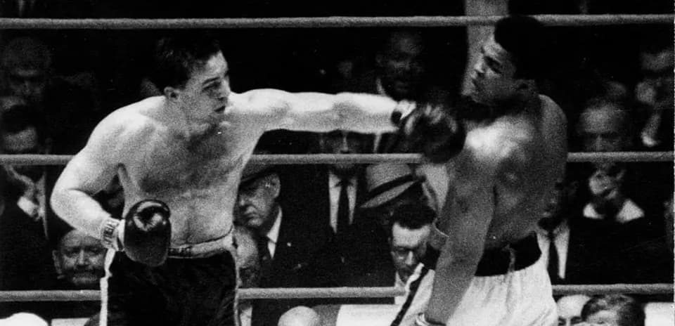 Boxeurs se battant sur le ring de boxe