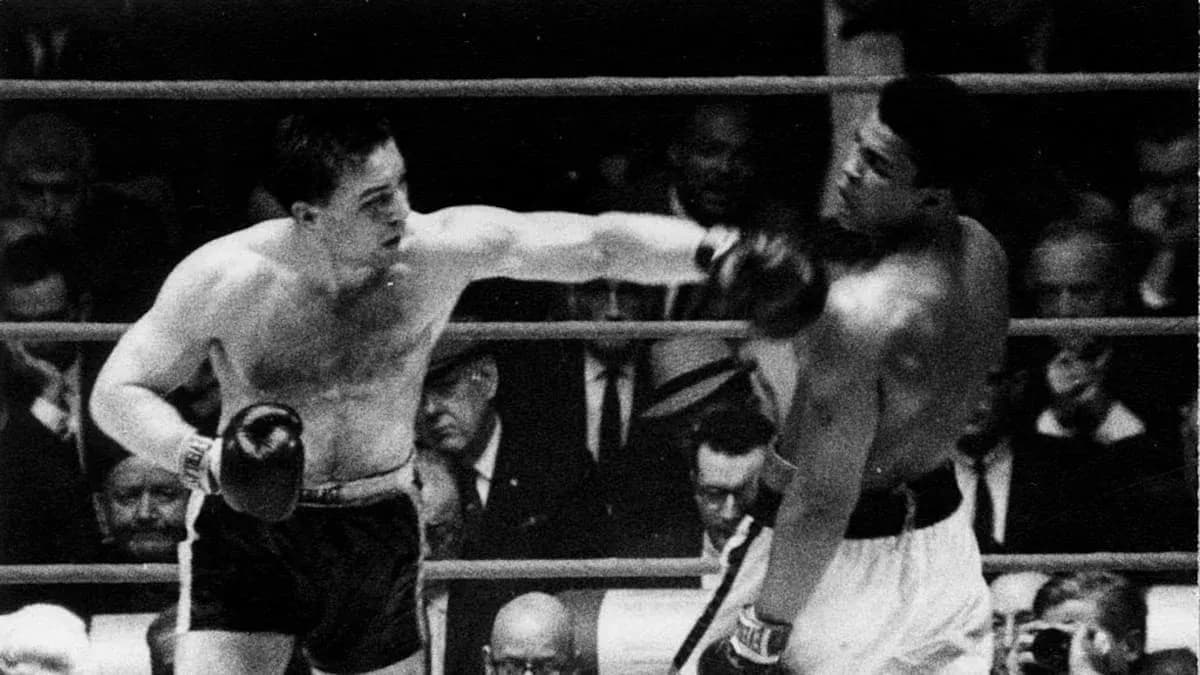 Boxeurs se battant sur le ring de boxe