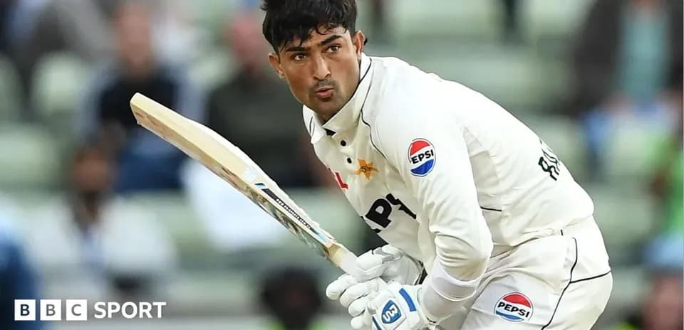Batteur en action avec une batte de cricket