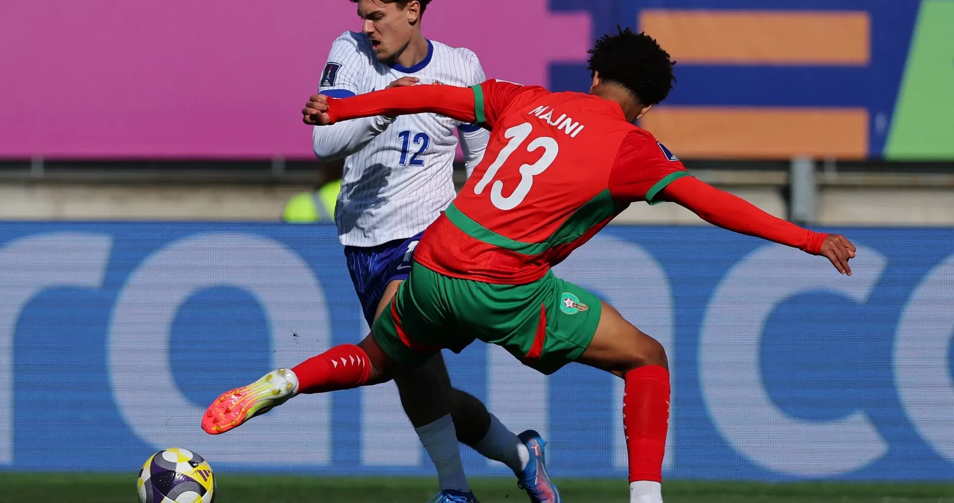 Joueur marocain dribblant un adversaire pendant un match