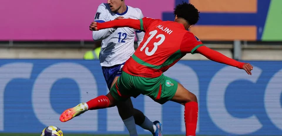 Joueur marocain dribblant un adversaire pendant un match