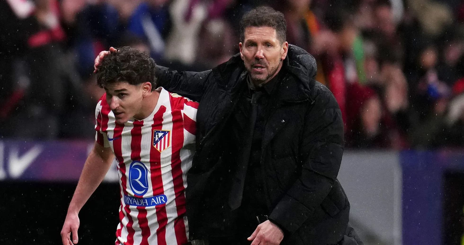 Entraîneur guidant un joueur d'Atletico Madrid
