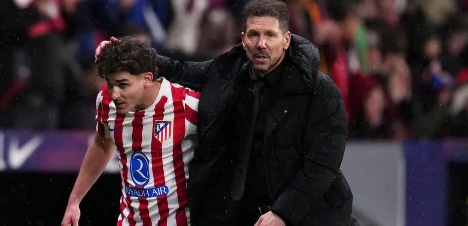 Entraîneur guidant un joueur d'Atletico Madrid