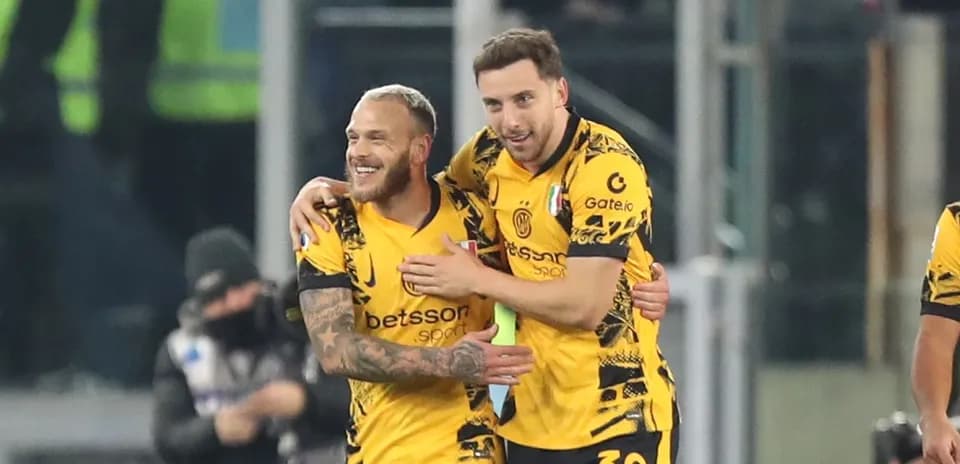 Joueurs célébrant un but avec des maillots jaunes