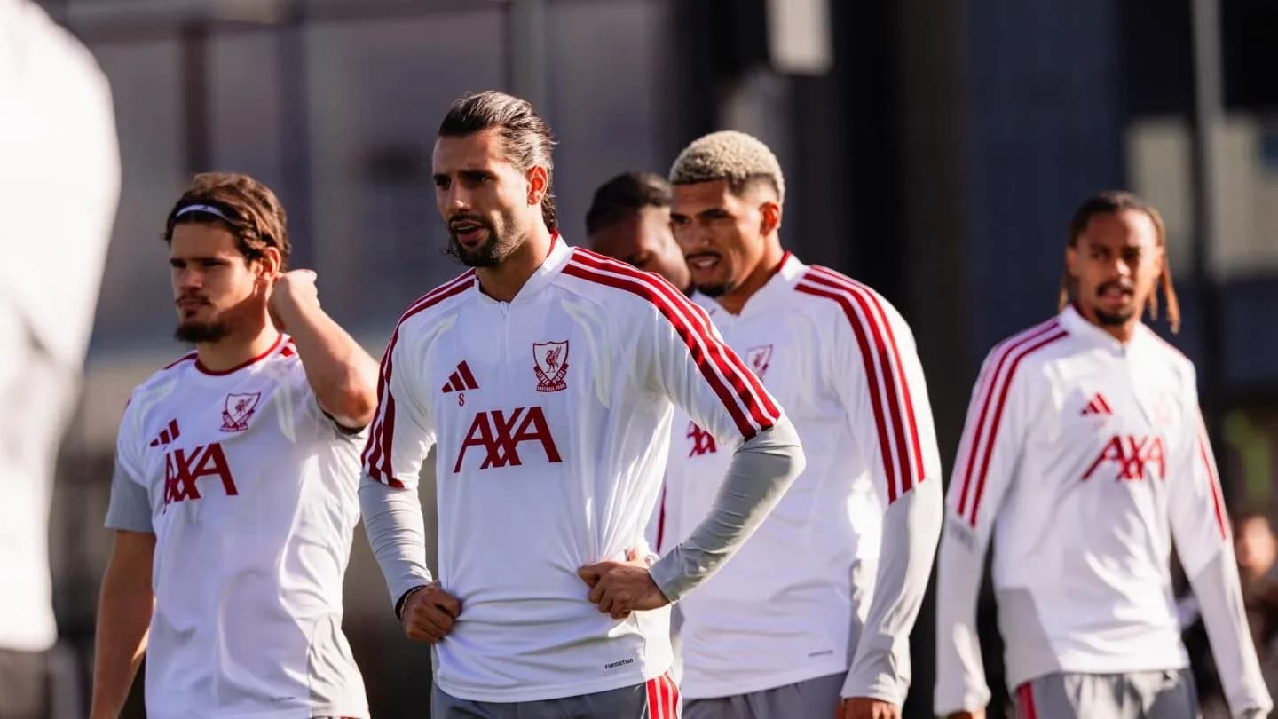 Joueurs de Liverpool en entraînement sur le terrain