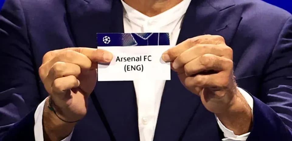 Person tenant un carton avec Arsenal FC (ENG)