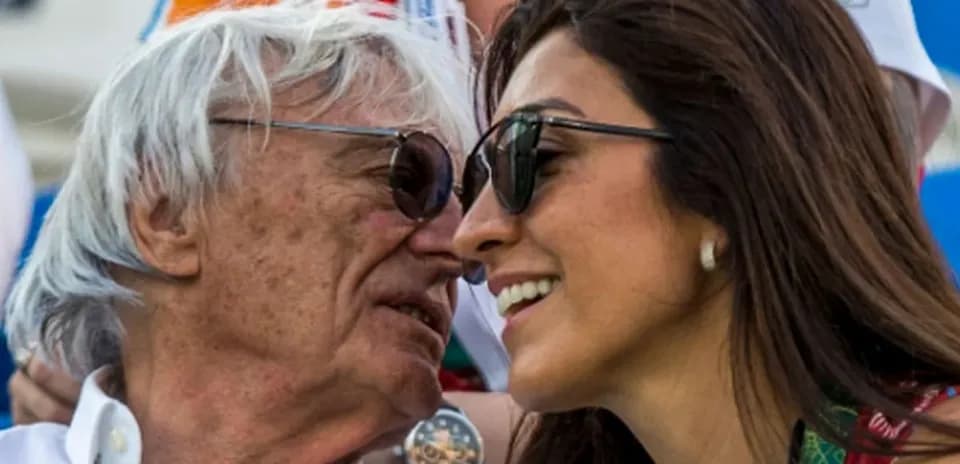 Deux personnes souriant l'une à l'autre en plein air