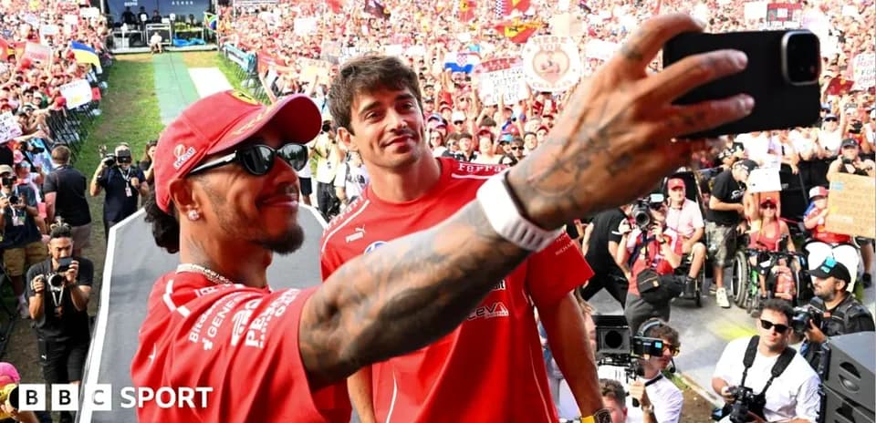 Lewis Hamilton et Charles Leclerc prenant un selfie avec des fans