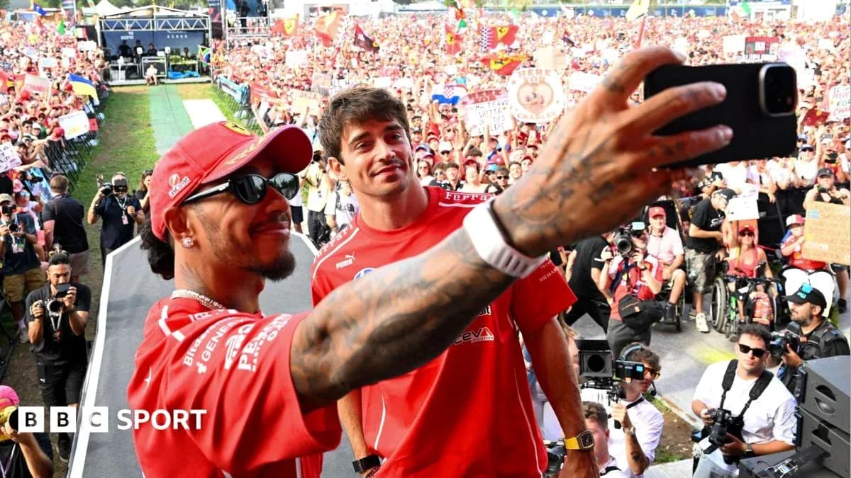 Lewis Hamilton et Charles Leclerc prenant un selfie avec des fans