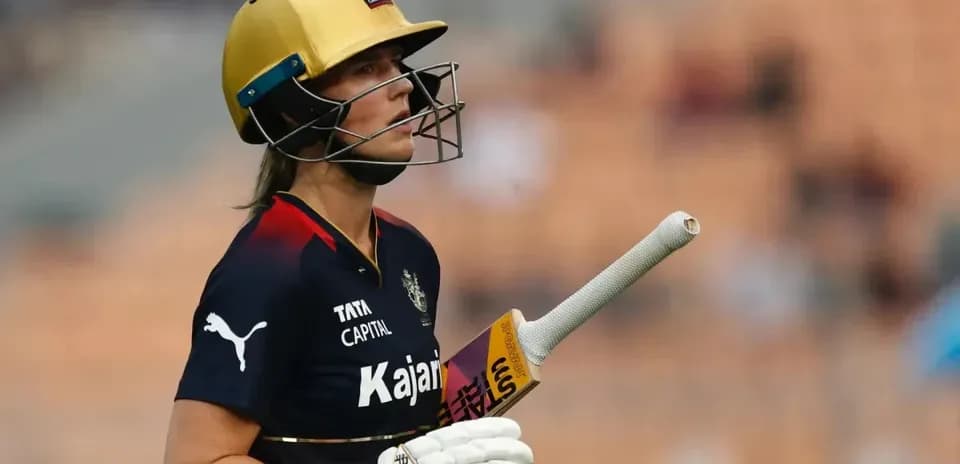 Joueuse de cricket avec un bâton sur le terrain