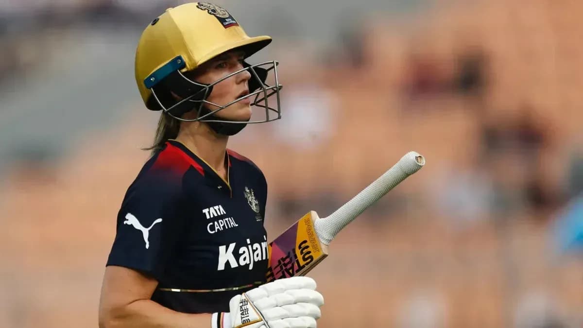 Joueuse de cricket avec un bâton sur le terrain